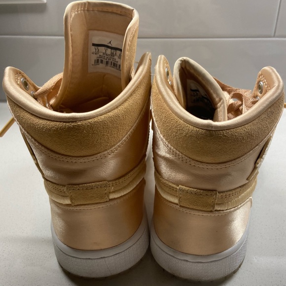 Jordan 1 Season of Her: Ice Peach (Women’s) - Picture 3 of 6